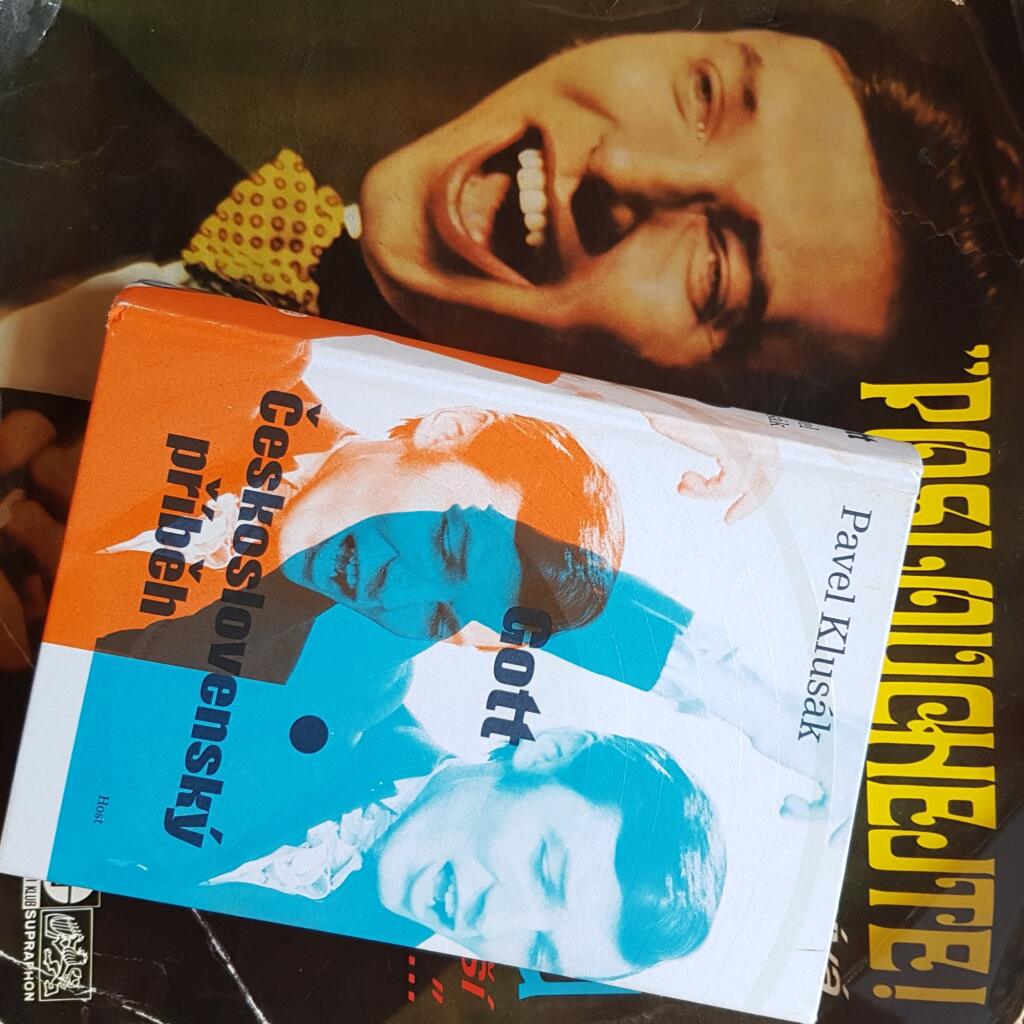 Fenomenálny Karel Gott bol podľa publikácie s názvom Gott – Československý príbeh, prísnym strážcom informácii o svojom živote. Neraz si ho vraj prikrášľoval nepravdivými, či skreslenými skutočnosťami.