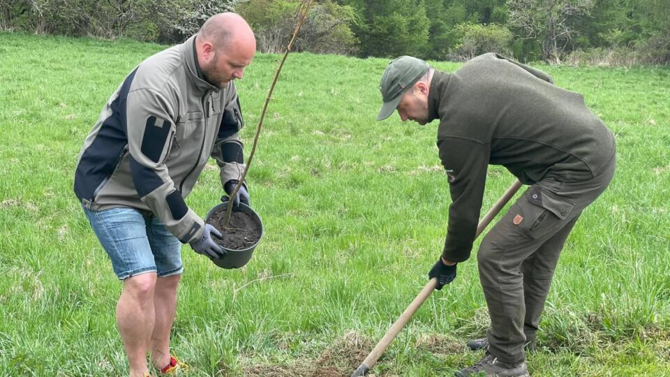 Minister obrany Jaroslav Naď na brigáde s lesníkmi z VLM SR