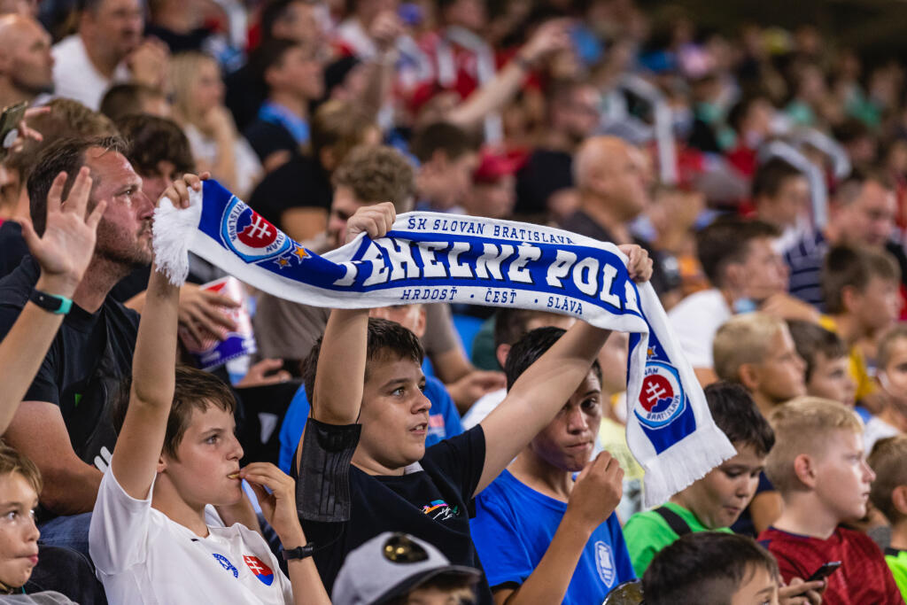 Na snímke detskí fanúšikovia v hľadisku počas zápasu F skupiny Európskej konferenčnej ligy medzi ŠK Slovan Bratislava a FC Kodaň.