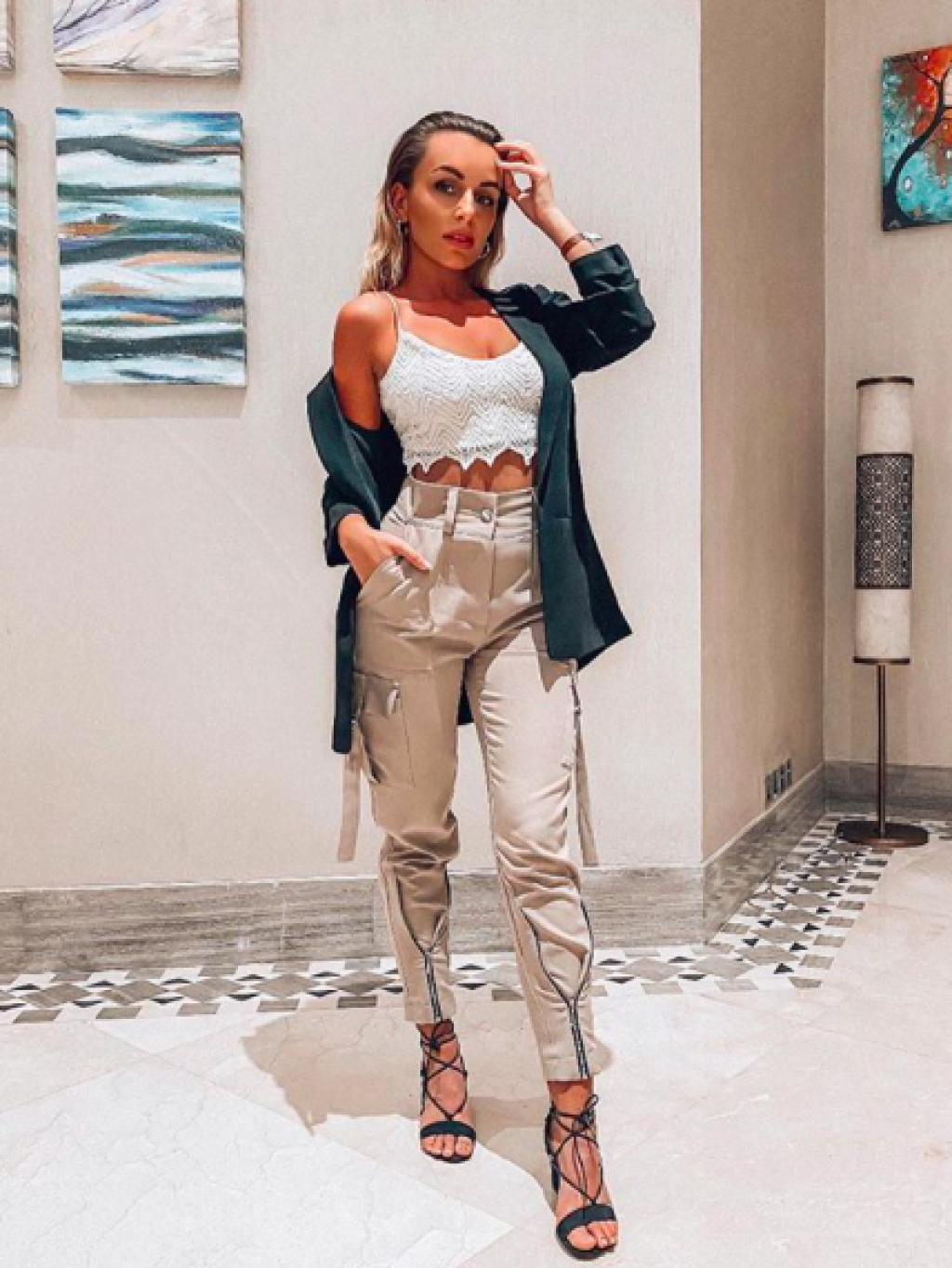 Sexi vlogerka Šarka Peková jazdí na prestížne zápasy po celej Európe, z ktorých prináša originálne reportáže.