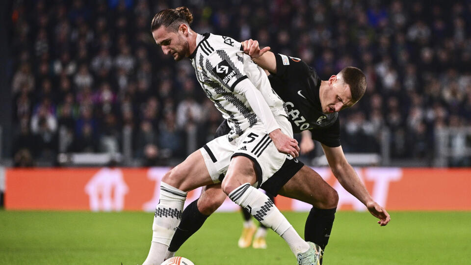 - Na snímke sprava hráč Freiburgu Adrien Rabiot a hráč Juventusu Maximilian Eggestein v zápase osemfinále Európskej ligy vo futbale Juventus Turín - SC Freiburg  vo štvrtok 9. marca 2023. FOTO TASR/APFreiburg's Adrien Rabiot and Juventus' Maximilian Eggestein, left, in action during the Europa League soccer match between Juventus and Freiburg at Juventus Stadium, Turin, Italy, Thursday March 9, 2023. (Marco Alpozzi/LaPresse via AP)