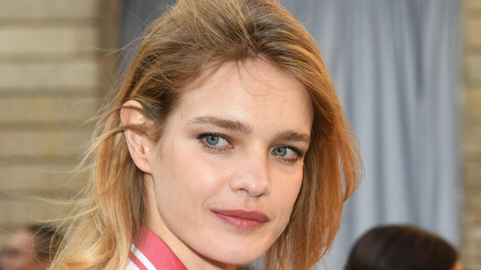 Natalia Vodianova síce nemá husté vlasy, ale vie si ich upraviť tak, že vždy vyzerajú dobre.