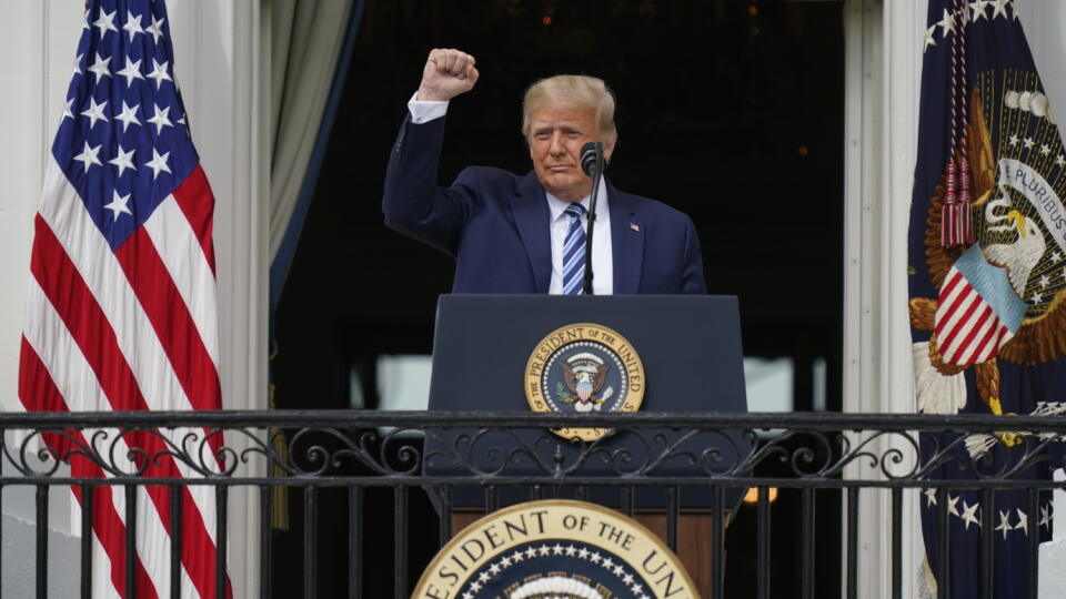 KK1 Washington - Americký prezdient Donald Trump hovorí z balkóna Bieleho domu k svojim stúpencom 10. októbra 2020 vo Washingtone. Americký prezident Donald Trump v sobotu v Bielom dome absolvoval prvé verejné vystúpenie, odkedy bol 2. októbra pozitívne testovaný na nový druh koronavírusu. FOTO TASR/AP
President Donald Trump speaks from the Blue Room Balcony of the White House to a crowd of supporters, Saturday, Oct. 10, 2020, in Washington. (AP Photo/Alex Brandon)