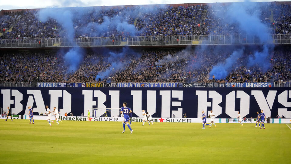 Chlsea Londýn v záverečnom zápase skupinovej fázy Ligy majstrov zdolal Dinamo Záhreb 2:1.
Dinamo Zagreb fans light flares in the stands during the Champions League group E soccer match between Dinamo Zagreb and Chelsea at the Maksimir stadium in Zagreb, Croatia, Tuesday, Sept. 6, 2022. (AP Photo/Darko Bandic
