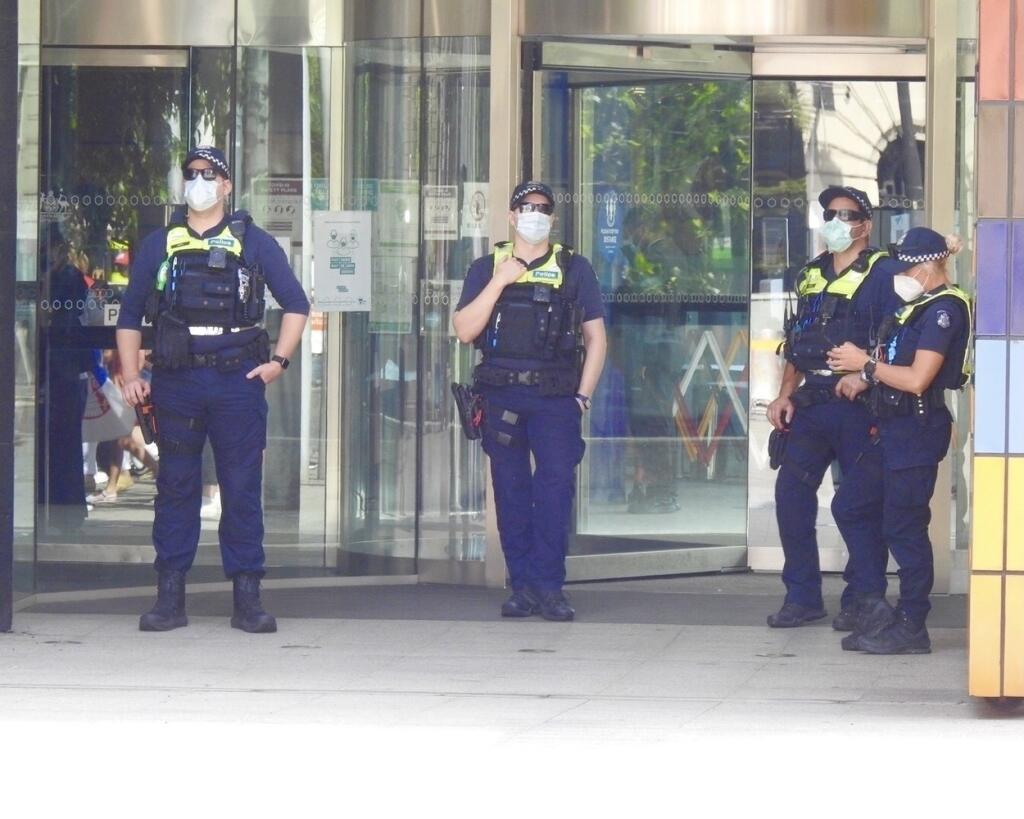 Každý vchod na súd strážili policajti.