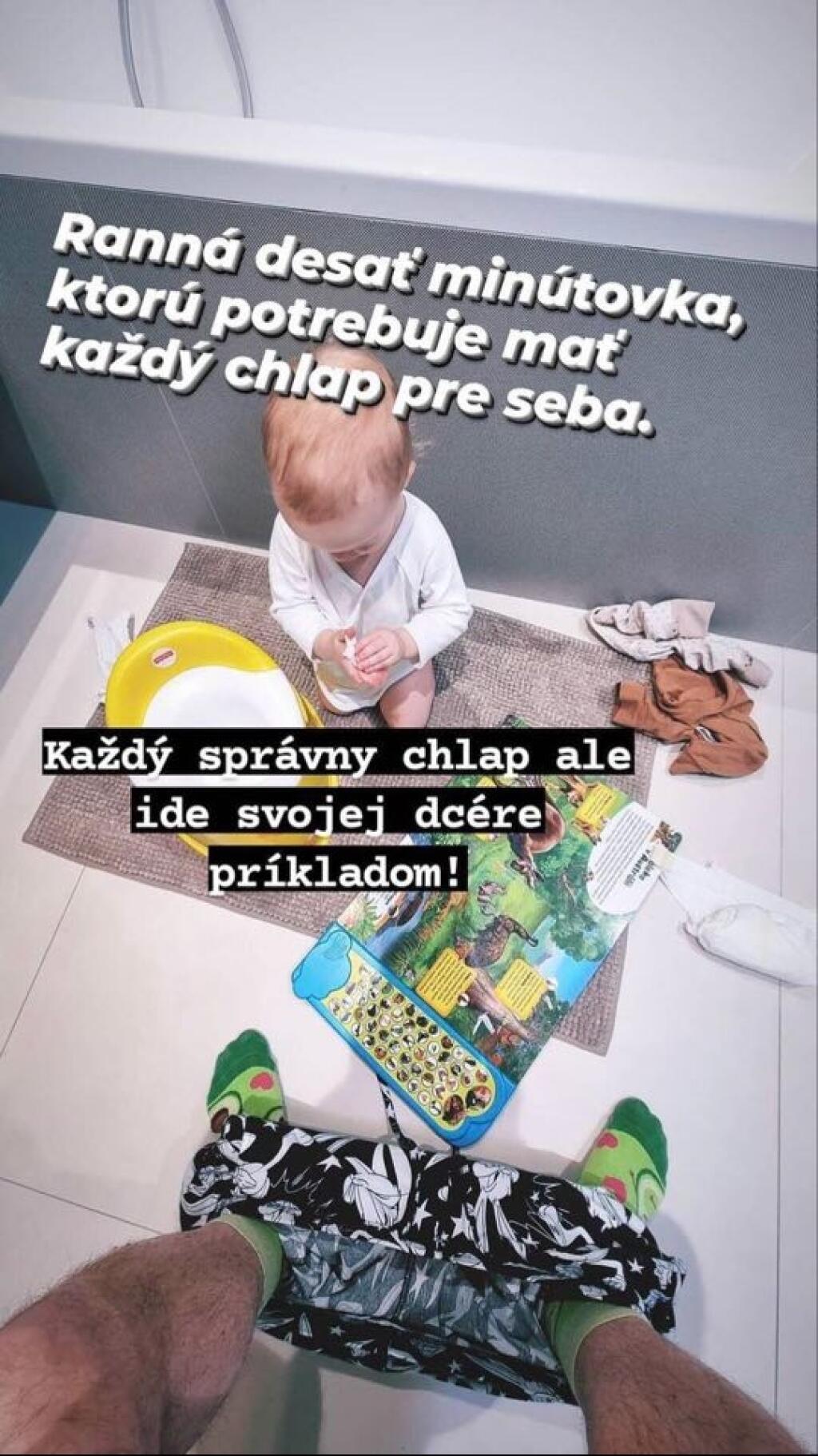 Sajfa to prehnal. Zverejnil fotku, ako sedí na toalete.