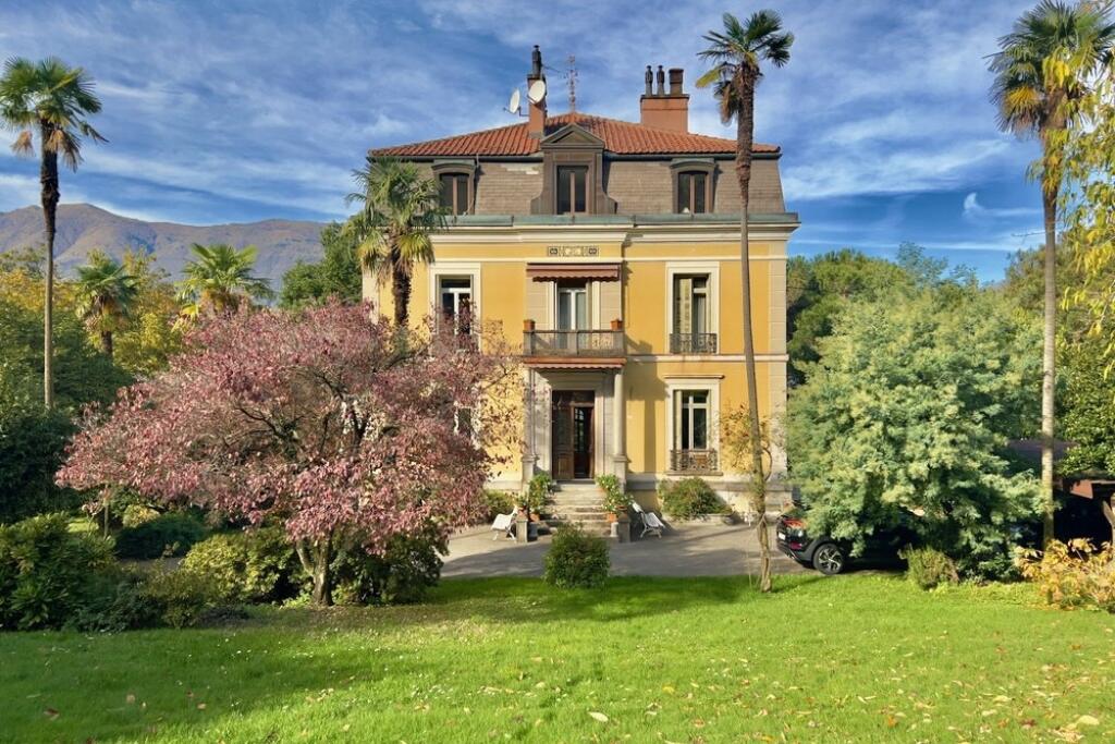 Honosná historická vila.