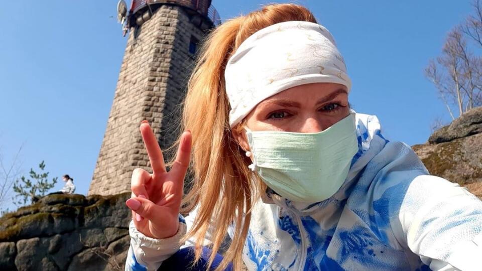 Aj bývalá biatlonistka Gabriela Koukalová sa chráni rúškom.