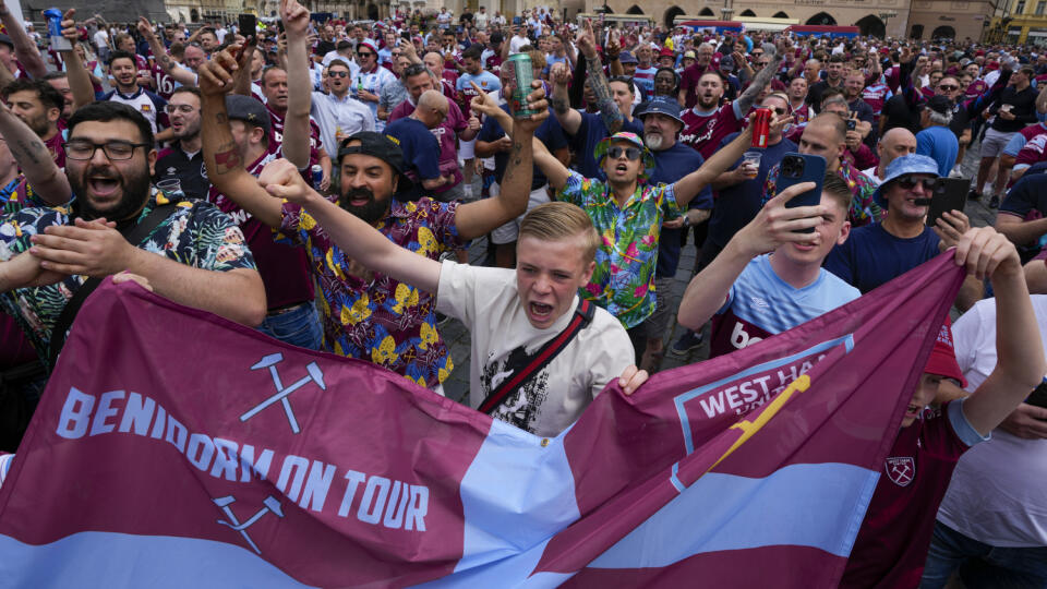 Na snímke fanúšikovia West Hamu spievajú na Staromestskom námestí v Prahe pred zápasom finále Európskej konferenčnej ligy vo futbale AC Fiorentina - West Ham United v stredu 7. júna 2023. FOTO TASR/AP