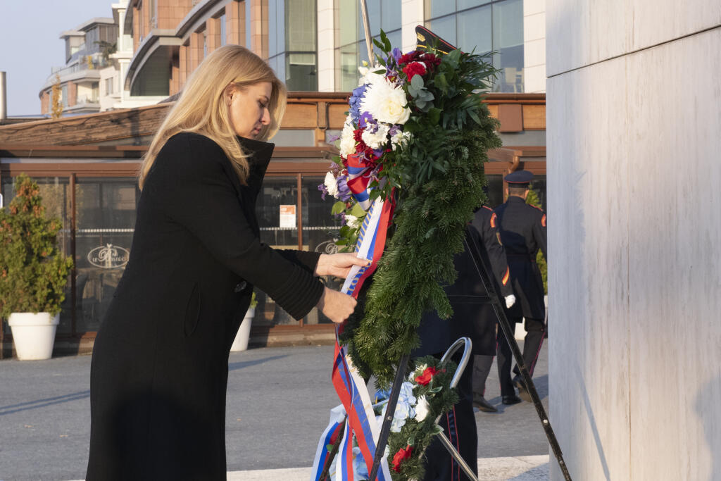 Šaty, v ktorých Čaputová dorazila na poslednú rozlúčku s Mekym, boli pôvodne vytvorené na stretnutie s pápežom Františkom. Uvidíte ich v galérii.