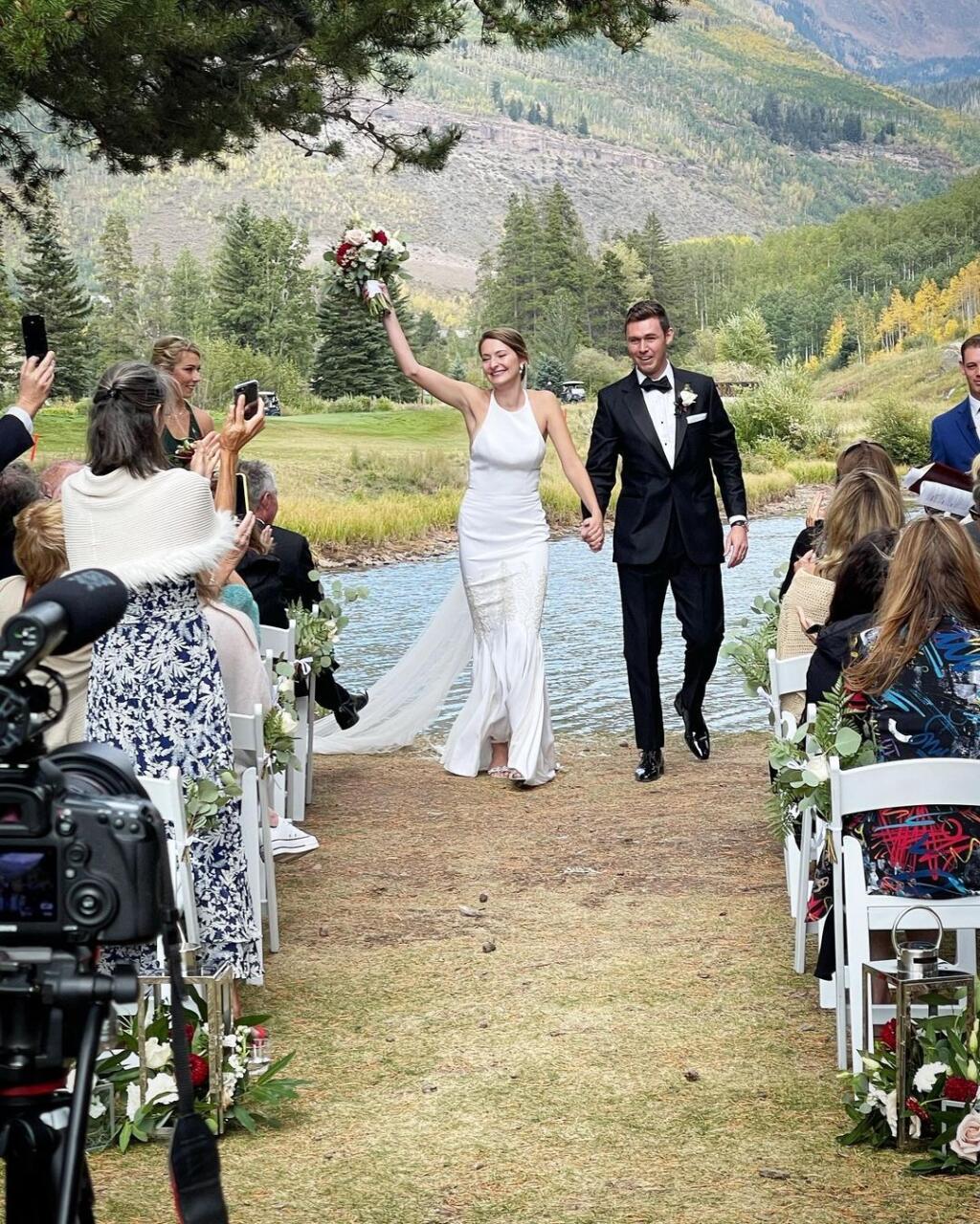 Svadba sa konala v malebnom prostredí hôr.