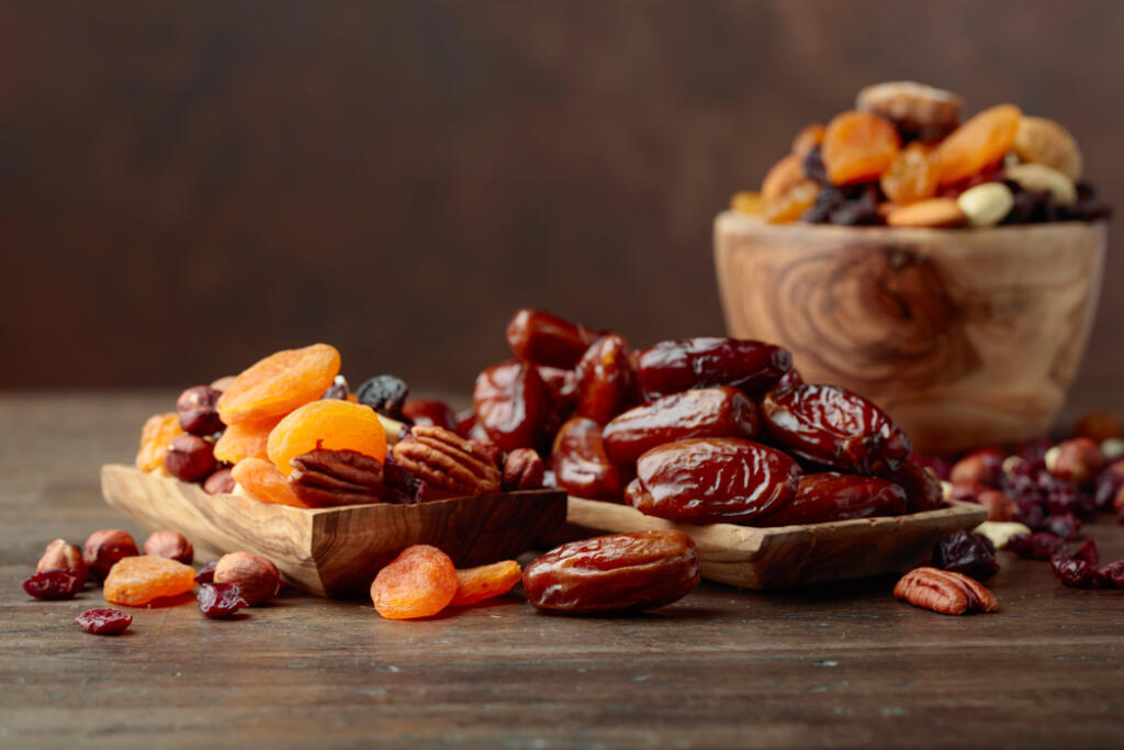 Zdravú pochúťka plná vlákniny a vitamínov je nánápadným strojcom zubných kazov. Ako je to možné? Jednoducho. Keď sa z ovocia vyparí voda, zostane v ňom len koncentrovaná kyselina a cukor. Sušené ovocie sa vie veľmi jednoducho prilepiť na ryhy zubov, v ktorých sa môžu začať usádzať baktérie.