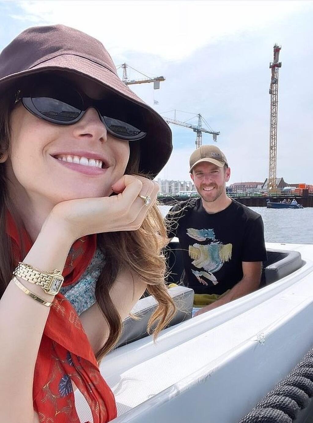 Filmová Snehulienka, seriálová Emily v Paríži a dcéra anglického speváka Philla Collinsa (70) Lily Collins (32) nedávno so snúbencom, americkým režisérom Charliem McDowellom (38) zavítala do Dánska. Užili si aj plavbu v zálive Baltického mora v Kodani.