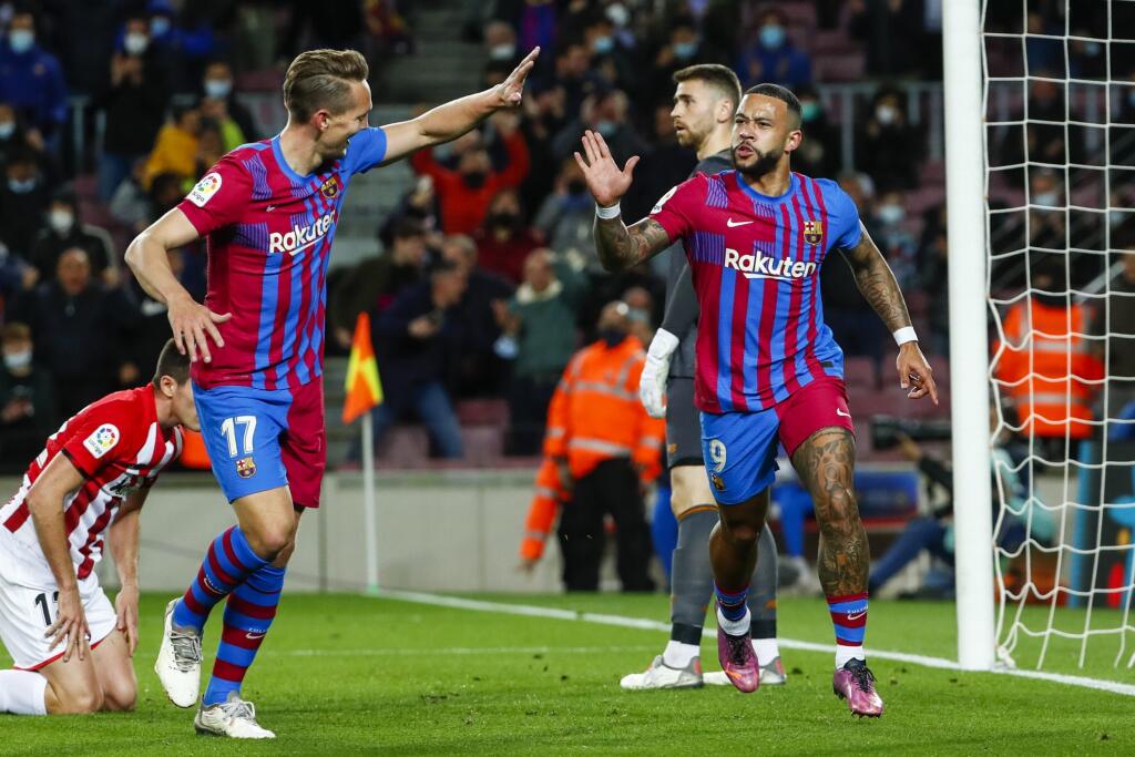 PK 7 Barcelona - Futbalisti FC Barcelona sprava Memphis Depay a Luuk de Jong oslavujú po strelení gólu v zápase 26. kola španielskej futbalovej La Ligy FC Barcelona - Athletic Bilbao v Barcelone v nedeľu 27. februára 2022. FOTO TASR/AP
Barcelona's Memphis Depay, right, celebrates scoring his side's 4th goal against Athletic Bilbao during a Spanish La Liga soccer match at the Camp Nou stadium in Barcelona, Spain, Sunday, Feb. 27, 2022. (AP Photo/Joan Monfort)