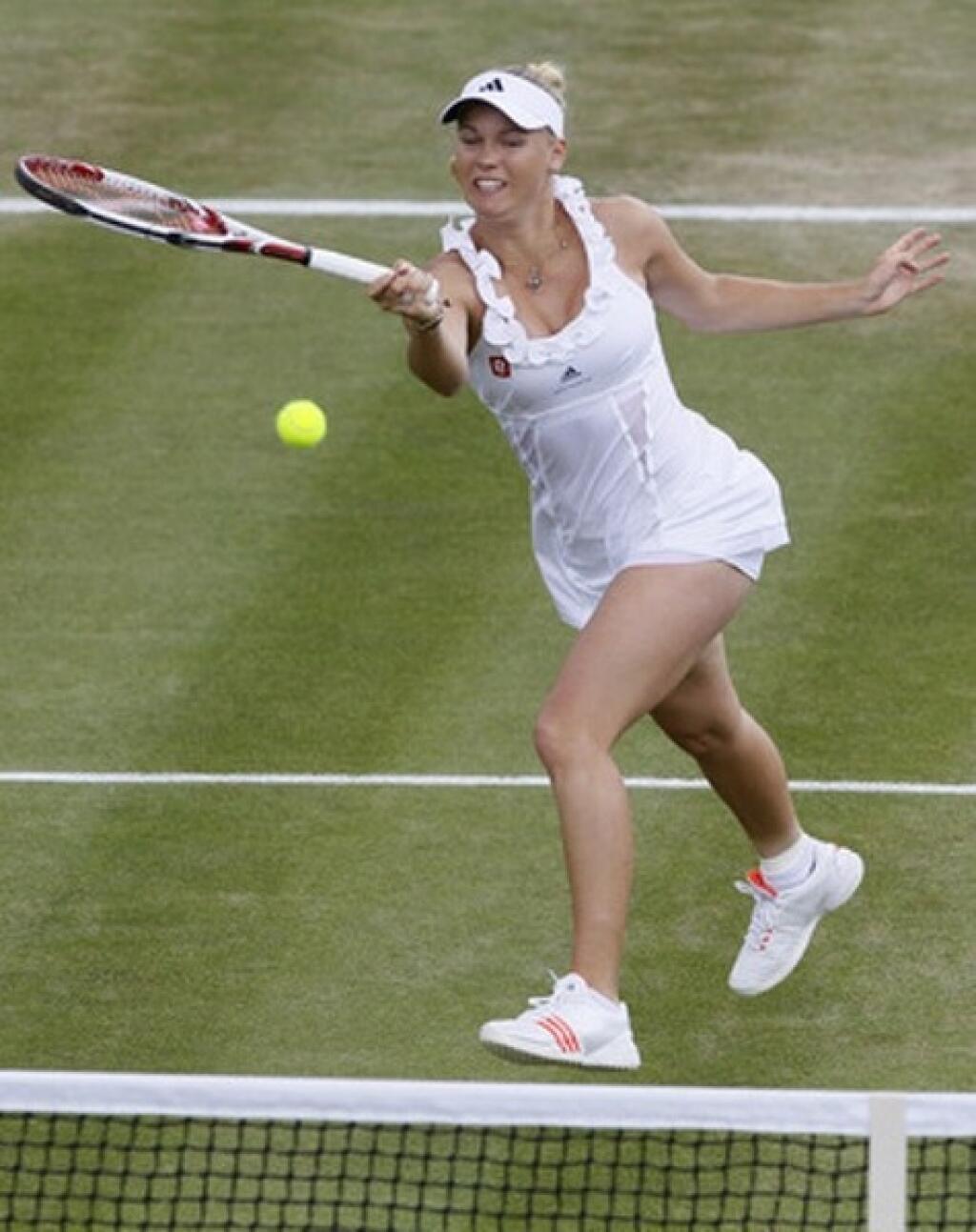 Dánska tenistka Caroline Wozniacka odvracia úder Francúzsky Virginie Razzanovej.