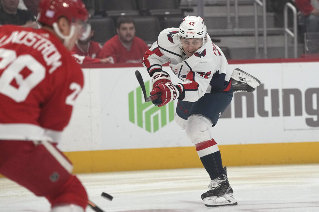 PK 14 Detroit - Na snímke vpravo slovenský hokejista Washingtonu Capitals Martin Fehérváry strieľa cez hráča Detroitu Red Wings Gustava Lindströma v zápase zámorskej hokejovej NHL Detroit Red Wings - Washington Capitals v Detroite 3. novembra 2022. FOTO TASR/AP
Washington Capitals defenseman Martin Fehervary (42) shoots the puck past Detroit Red Wings defenseman Gustav Lindstrom (28) during the first period of an NHL hockey game, Thursday, Nov. 3, 2022, in Detroit. (AP Photo/Carlos Osorio)