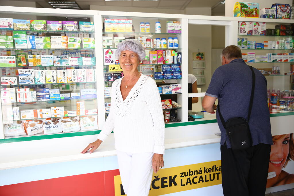 Večne mladá - mame legendárneho hokejistu Dušana Pašeka Irme ťahá na osemdesiat a stále pracuje, fotografie u nej doma, v lekárni kde este pracuje, a s vnukom Dušanom na káve...