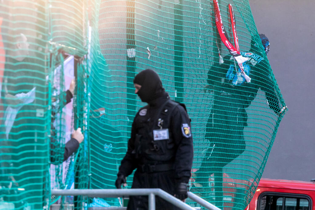 Derby Trnavy so Slovanom predčasne ukončili po tom, ako ihrisko zaplavili chuligáni, ktorí sa bili hlava-nehlava.