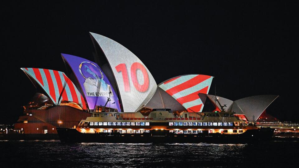 Inzertná plocha na prenájom?: Premietanie reklamy na dostihy Everest na Opere v Sydney.