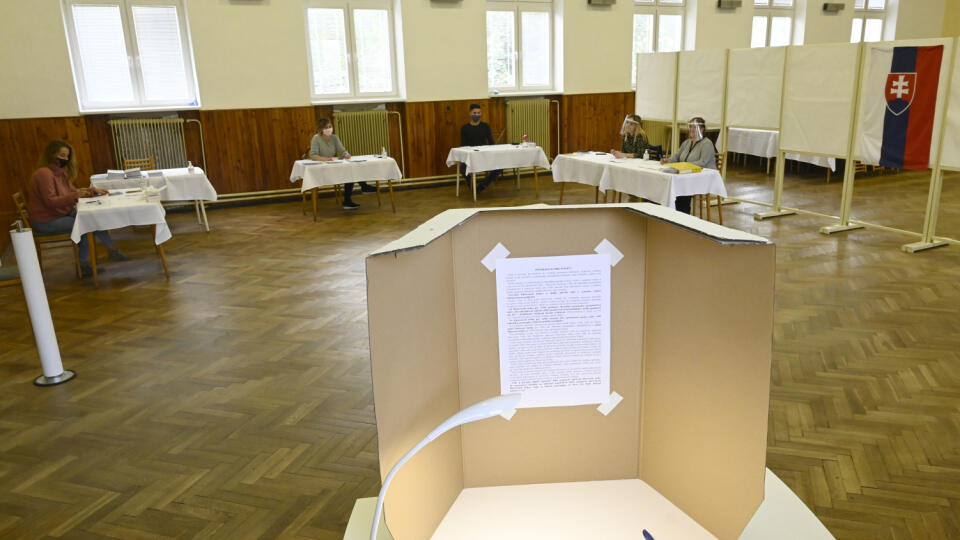 Volebná komisia čaká na voličov počas doplňujúcich volieb do orgánov samosprávy 3. októbra 2020 v obci Veľká Hradná (okres Trenčín), kde si volia starostu. V sobotu si v 48 obciach na Slovensku volia starostu či poslancov, v niektorých obciach voliči vyberajú svojich favoritov do oboch funkcií. Doplňujúce voľby do orgánov samosprávy obcí sprevádzajú prísne protiepidemické opatrenia. Za ich nedodržanie hrozia sankcie. FOTO TASR - Radovan Stoklasa