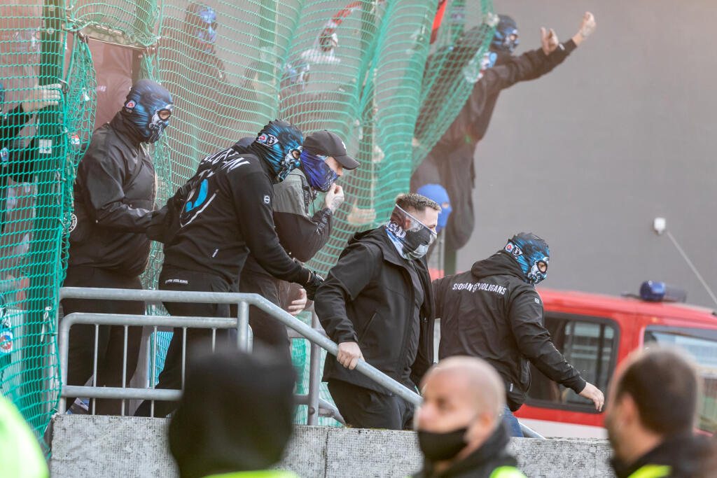 Prezídium Únie ligových klubov v stredu skontumovalo nedohratý zápas 11. kola najvyššej slovenskej futbalovej súťaže medzi Spartakom Trnava a Slovanom Bratislava výsledkom 0:3.