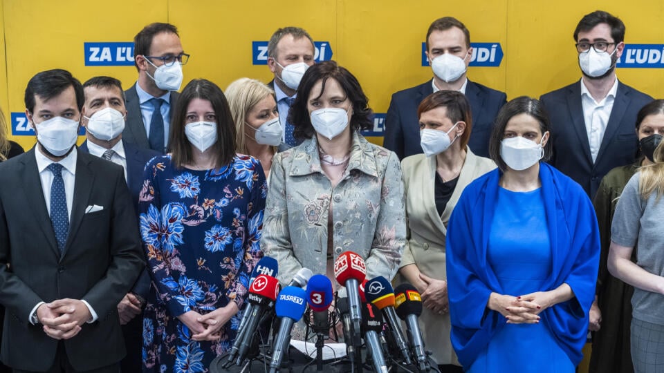 Na snímke v popredí zľava podpredseda NRSR a podpredseda Za ľudí Juraj Šeliga, predsedníčka poslaneckého klubu v NRSR a podpredsedníčka Za ľudí Jana Žitňanská, podpredsedníčka vlády a ministerka investícií, regionálneho rozvoja a informatizácie SR a predsedníčka Za ľudí Veronika Remišová a ministerka spravodlivosti SR a podpredsedníčka Za ľudí Mária Kolíková počas tlačovej konferencie strany Za ľudí k aktuálnej politickej situácii, kde oznámila svoju demisiu v Bratislave 23. marca 2021. FOTO TAS