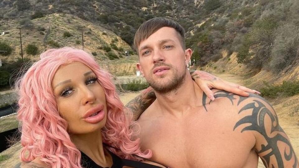 Oliver randí s ďalšou pornoherečkou Sophie Andersonovou, s ktorou zároveň natáča filmy.