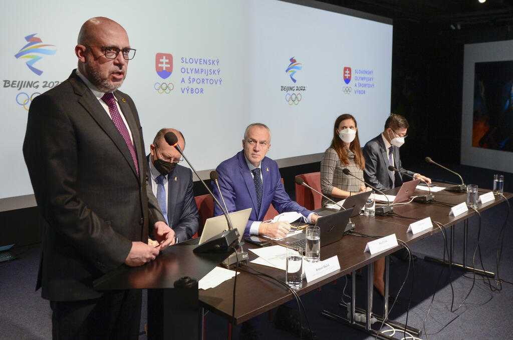 Na snímke zľava prezident Slovenského olympijského a športového výboru (SOŠV) Anton Siekel, vedúci výpravy na XIV. zimných olympijských hrách v Pekingu 2022 Roman Buček, generálny sekretár SOŠV Jozef Liba, viceprezidentka SOŠV Danka Barteková a veľvyslanec Čínskej ľudovej republiky na Slovensku Sun Lijie počas online 61. valného zhromaždenia SOŠV.