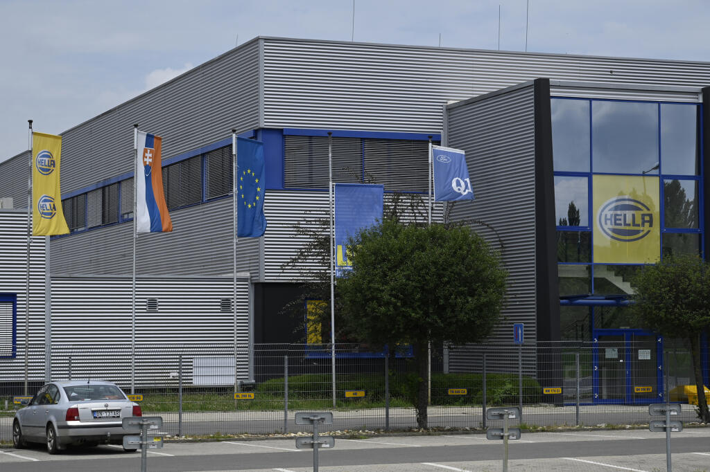 Nemecký výrobca svetiel pre automobilový priemysel Hella Slovakia Signal-Lighting prepustí z bánovskej a trenčianskej pobočky pôvodne avizovaný počet zamestnancov. Producent svietidiel avizoval, že od júla plánuje prepustiť 337 zamestnancov, v prevádzke v Bánovciach nad Bebravou má prísť o prácu 247 ľudí, 90 z prevádzky v Trenčíne. Dodávateľ pre automobilový priemysel zamestnáva v súčasnosti približne 1900 ľudí. Na snímke výrobná hala v Bánovciach nad Bebravou 28. júna 2020. FOTO TASR - Radovan 
