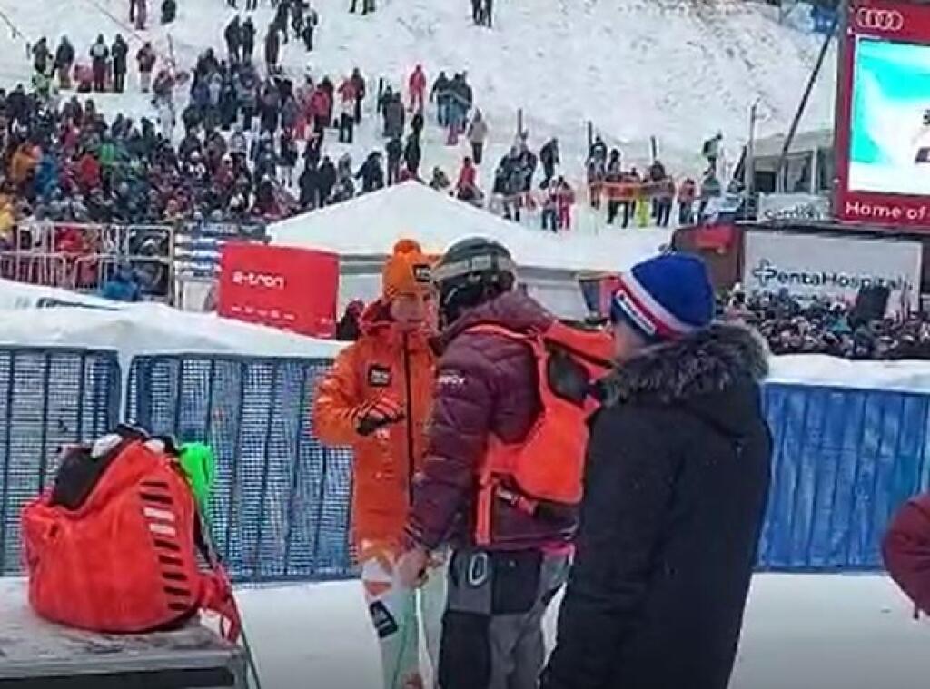 Po pretekoch Petra čoci vysvetľovala bratovi Boprisovi a hádzala pri tom palicou.
