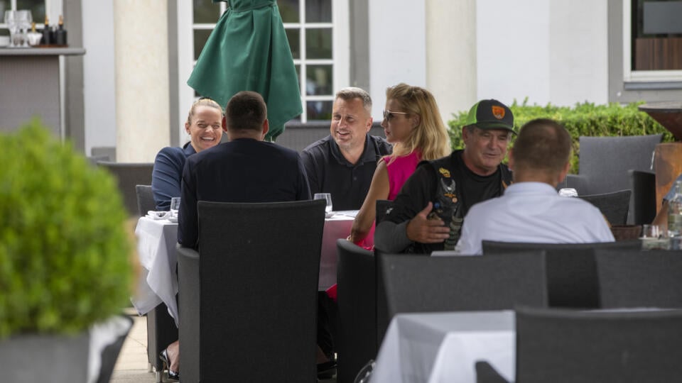 Paparazzi foto zo stretnutia Andreja Danka s Romanou Tabák, Martinou Šimkovičovou a Tomášom Tarabom v bratislavskom Au Cafe.