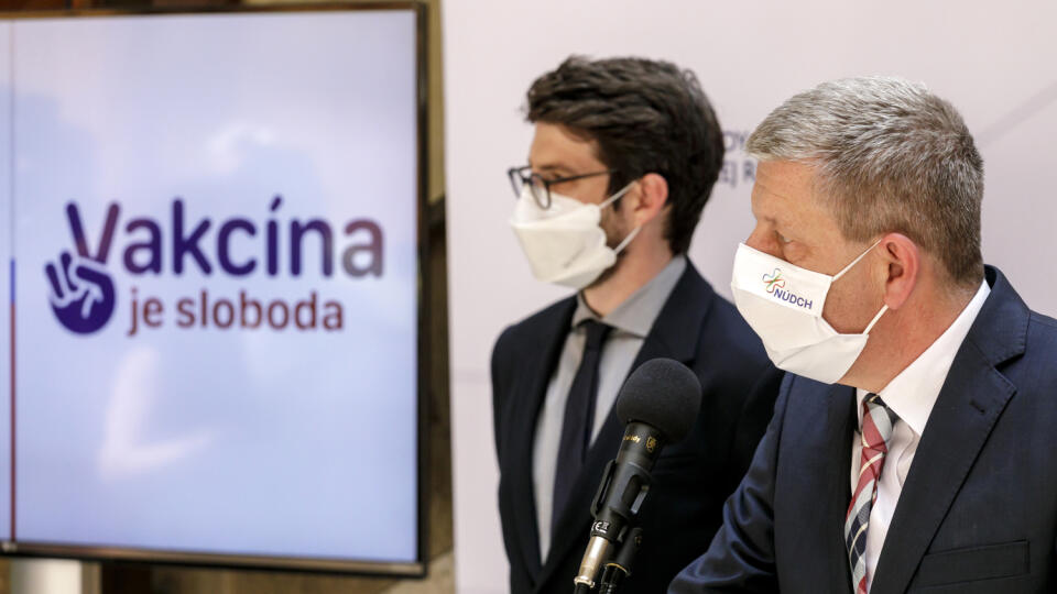 Na snímke sprava minister zdravotníctva SR Vladimír Lengvarský (nominant OĽaNO) a riaditeľ Inštitútu zdravotných analýz Matej Mišík počas brífingu o aktuálnej epidemiologickej situácii v súvislosti s COVID-19 v Bratislave 2. júna 2021. FOTO TASR – Dano Veselský