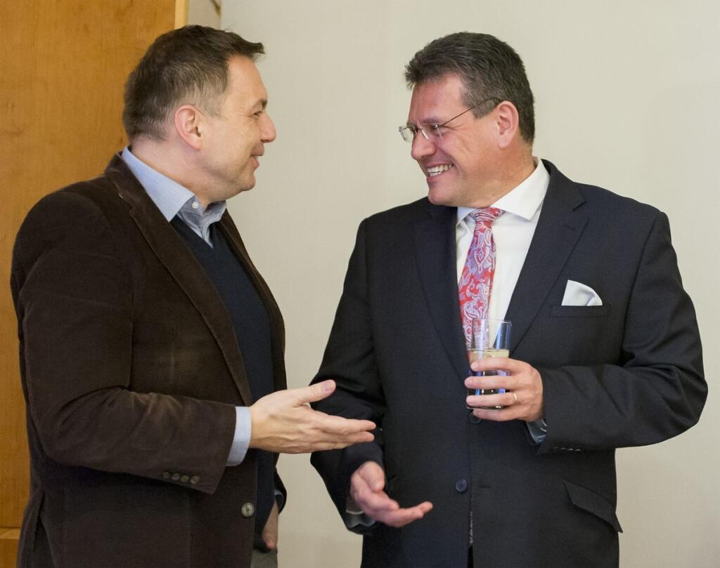 Maroš Šefčovič v družnom rozhovore s končiacim ministrom financií zo Smeru, Petrom Kažimírom.