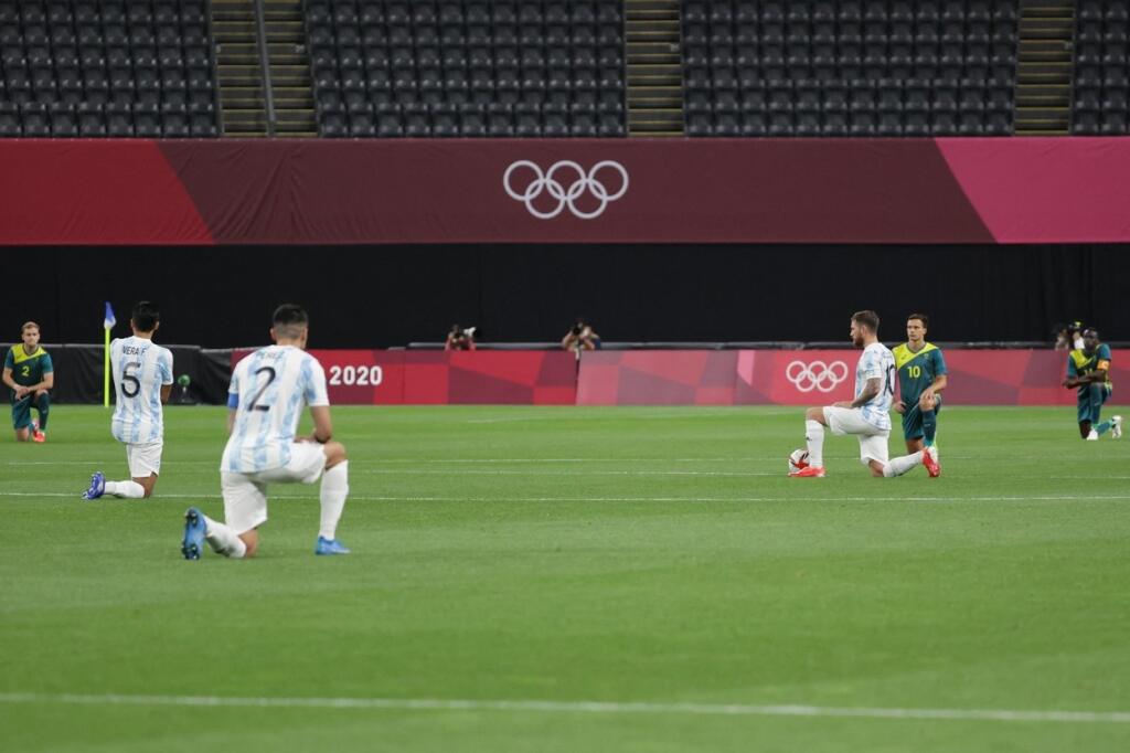 Na futbalových zápasoch v Tokiu už pokľakli viaceré reprezentácie.
