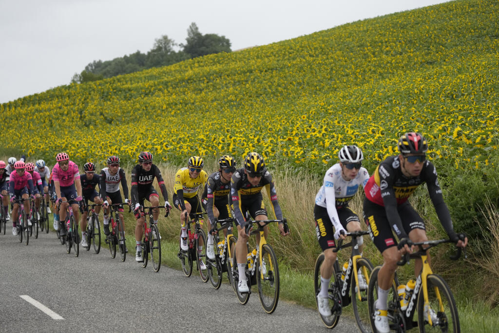 KK5 Col du Portet - Na snímke slovinský cyklista Tadej Pogačar v žltom drese vedúceho pretekára počas 17. etapy cyklistických pretekov Tour de France z Muretu do Col du Portet (178 km) 14. júla 2021. FOTO TASR/AP
The pack with Slovenia's Tadej Pogacar, wearing the overall leader's yellow jersey, center, passes fields with sunflowers during the seventeenth stage of the Tour de France cycling race over 178.4 kilometers (110.9 miles) with start in Muret and finish in Saint-Lary-Soulan Col du Portet