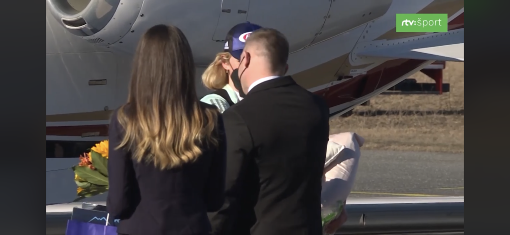Na letisku privítal Shiffrinovú riaditeľ letiska Poprad - Tatry Peter Dujava, ktorýs ňou prehodil pár slov a odovzdal kvety.