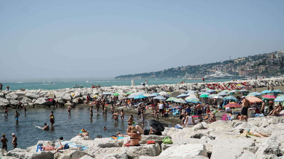 Ľudia trávia čas na pláži počas horúčav v Neapole na juhu Talianska v nedeľu 9. júla 2023.
