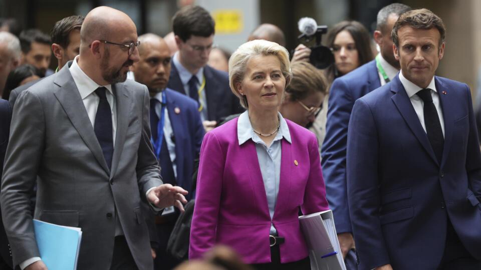 WA 13 Brusel - Na snímke predsedníčka Európskej komisie Ursula von der Leyenová (uprostred), francúzsky prezident Emmanuel Macron (vpravo) a predseda Európskej rady Charles Michel prichádzajú na spoločnú tlačovú konferenciu počas summitu EÚ v Bruseli v piatok 24. júna 2022. FOTO TASR/AP
European Council President Charles Michel, left, European Commission President Ursula von der Leyen, center, and French President Emmanuel Macron, right, walk though the press room prior to a media conference a