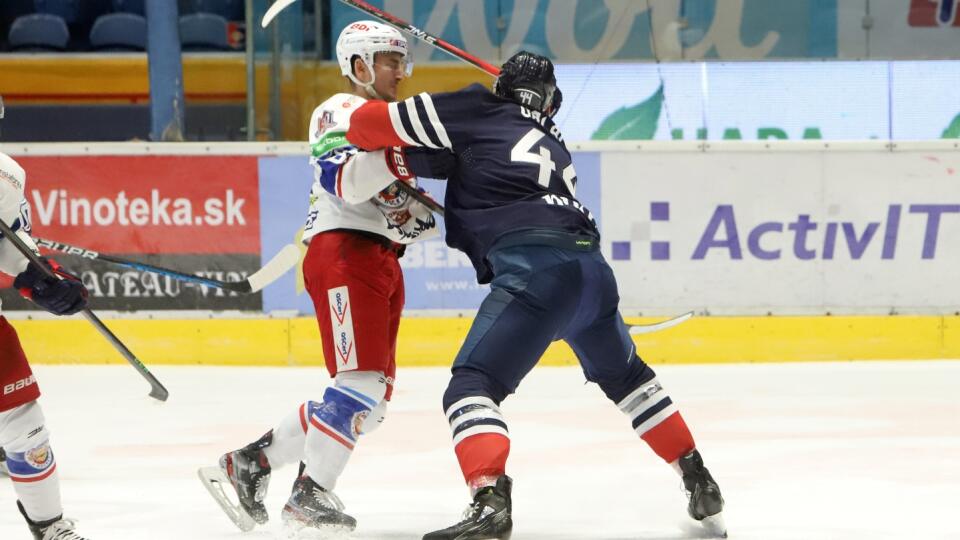 Na snímke zľava Dávid Mudrák (Zvolen) a Juraj Valach (Slovan) v zápase 19. kola hokejovej Tipos extraligy HKM Zvolen - HC Slovan Bratislava vo Zvolene 20. novembra 2022. FOTO TASR - Ján Krošlák