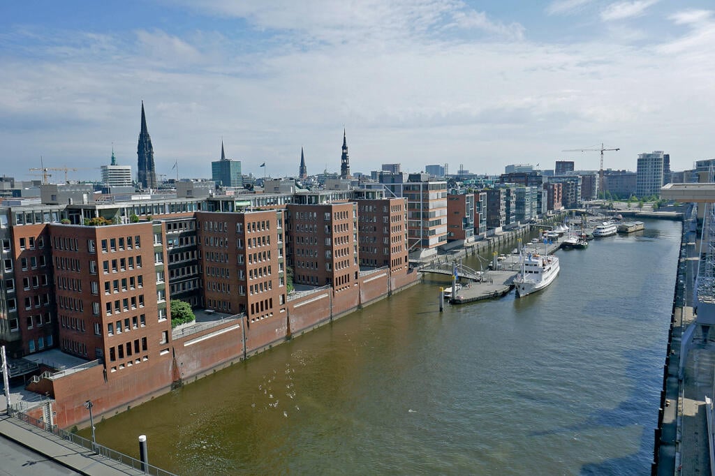 Určená výška zástavby ponecháva výhľad na veže historického centra z Elbphilharmonie.