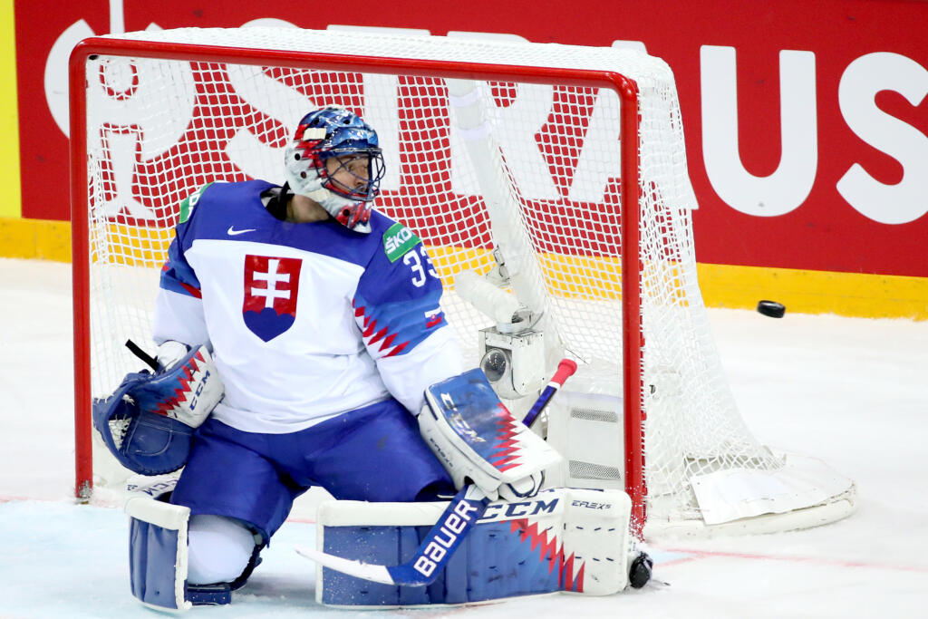 Nehralo sa v rukavičkách. Slovenskí hokejisti až príliš často cítili tvrdosť Rusov.