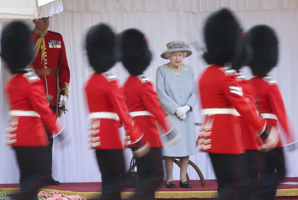 Britská kráľovná Alžbeta II. sleduje ceremóniu pri príležitosti oficiálnych osláv svojich 95. narodenín na Windsorskom hrade pri Londýne v sobotu 12. júna 2021. Oslavy mali pre pandémiu aj tentoraz obmedzený rozsah.