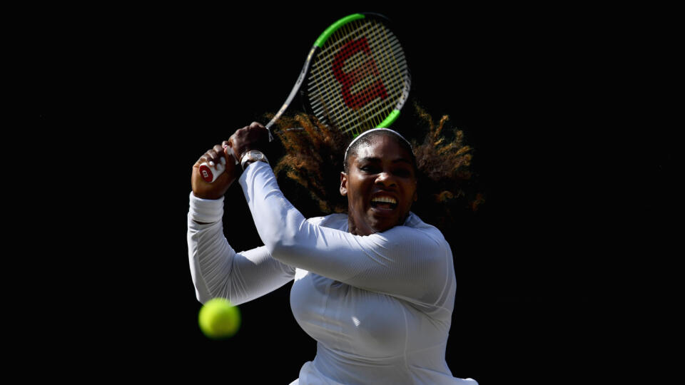 Čo turnaj, to prekvapivý outfit. Americká tenistka Serena Williamsová budí pozornosť aj na grandslamovom Wimbledone.