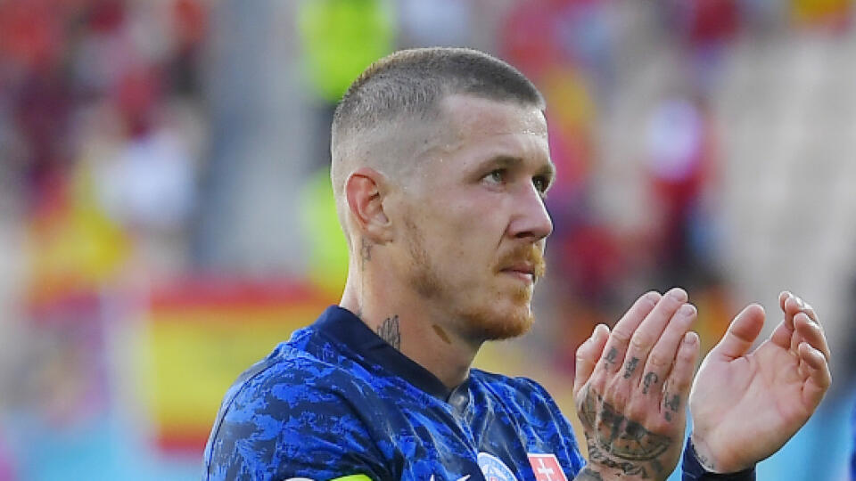 Slovenskí futbalisti zľava Juraj Kucka a Tomáš Hubočan sa lúčia s divákmi po zápase základnej E-skupiny Slovensko - Španielsko na majstrovstvách Európy vo futbale v španielskom meste Sevilla v stredu 23. júna 2021. Slováci prehrali 0:5. FOTO TASR - Michal Svítok