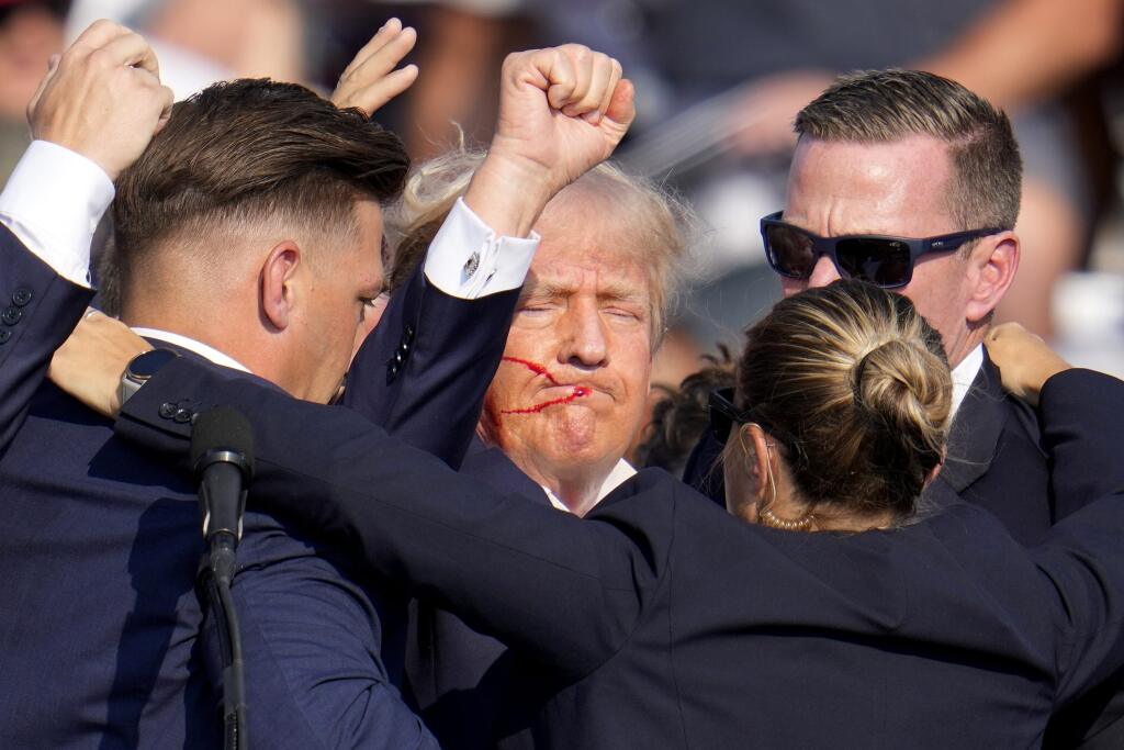 Dramatické zábery z atentátu na Donalda Trumpa.