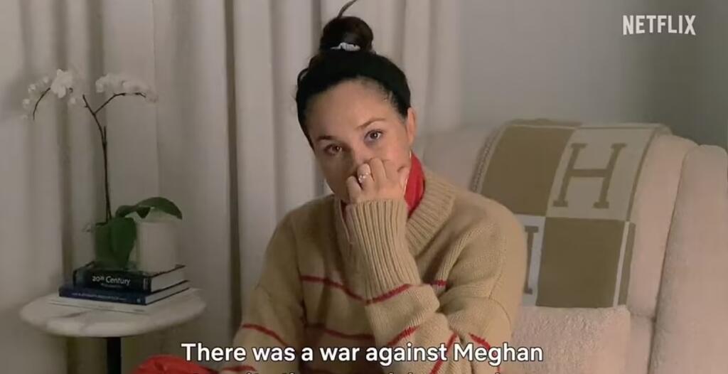Nové ukážky navyše vyobrazujú aj nikdy nezverejnené zábery zo života Harryho a Meghan. Je tak možné, že dvojica sa v dokumente podelí aj o bolestivú skúsenosť s potratom, ktorým si Meghan prešla. Na ďalších záberoch sa však vojvodkyňa objavuje s veľkým tehotenským bruchom, pravdepodobne z čias, keď čakala dcéru Lilibet.
