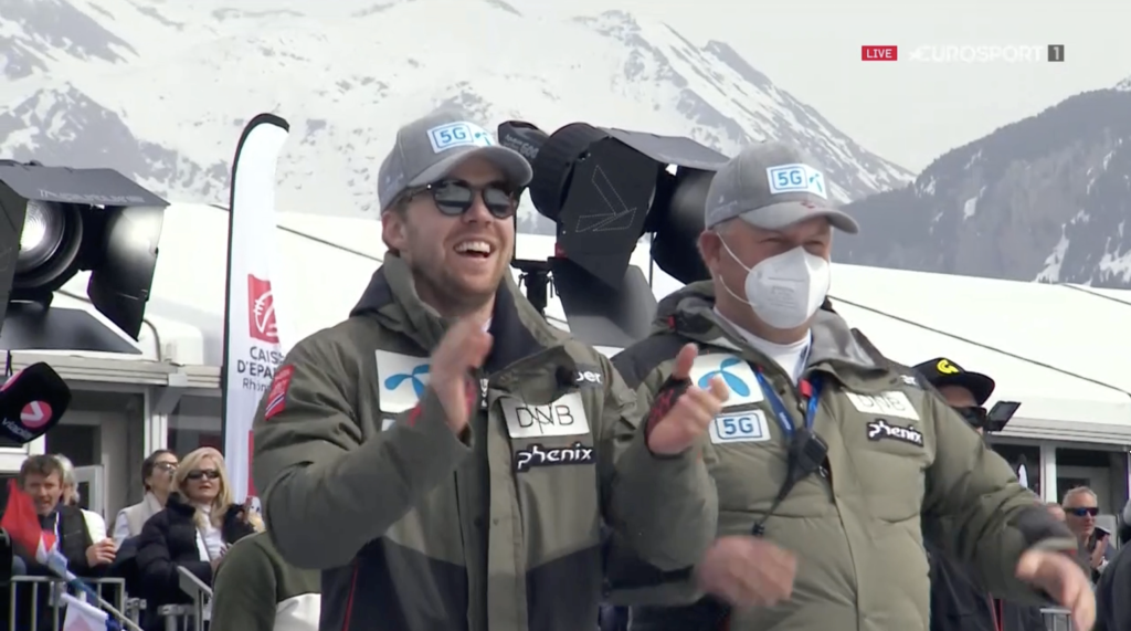 Takto sa nórsky lyžiar tešil z víťazstva Shiffrinovej v zjazde.