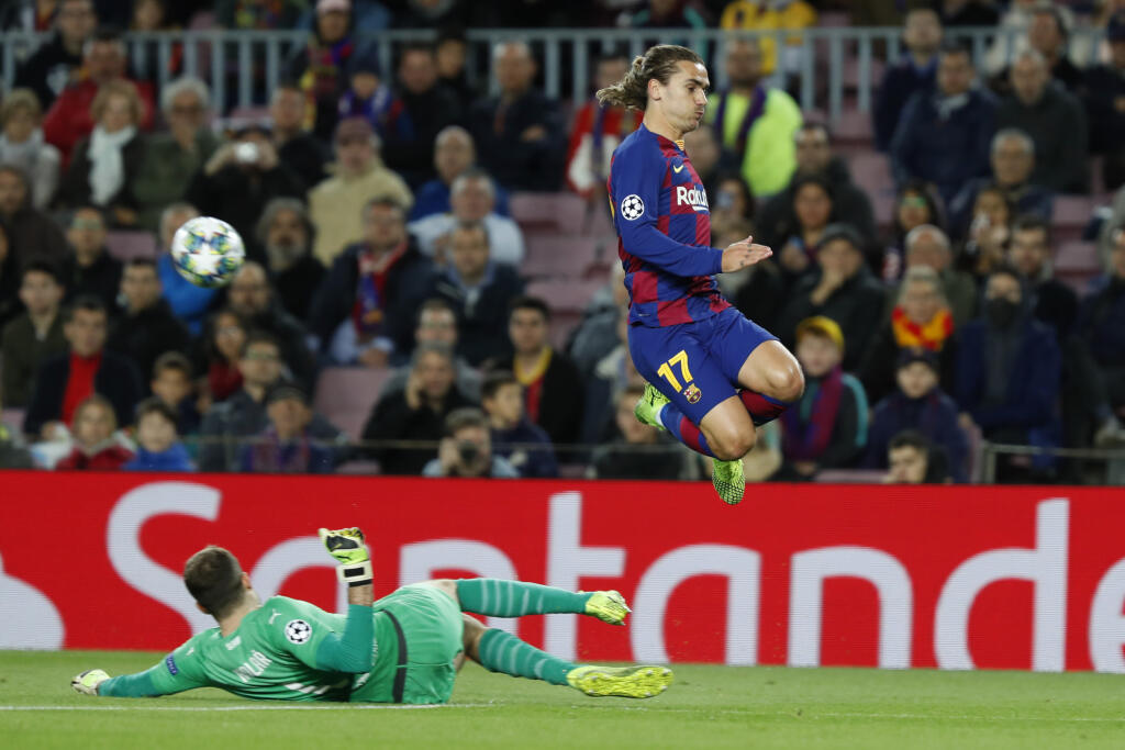 SY 32 Barcelona - Na snímke hráč Barcelony Antoine Griezmann skáče cez brankára Slavie Ondřeja Kolářa v zápase skupiny F Ligy majstrov FC Barcelona - Slavia Praha v Barcelone 5. novembra 2019. FOTO TASR/AP
Barcelona's Antoine Griezmann, jumps over Slavia's goalkeeper Ondrej Kolar during a Champions League Group F soccer match between Barcelona and Slavia Praha at Camp Nou stadium in Barcelona, Spain, Tuesday, Nov. 5, 2019. (AP Photo/Joan Monfort)