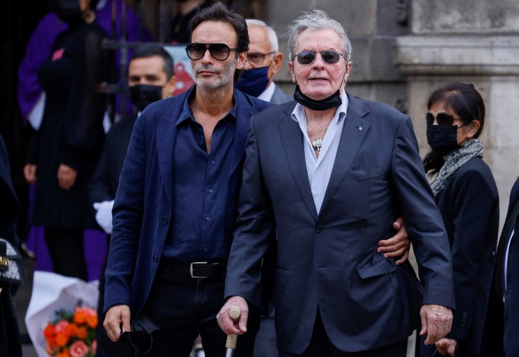 Alain Delon už tiež nie je na tom zdravotne dobre - chvíľami ho podopieral syn Anthony a taktiež si pomáhal pri chôdzi paličkou.