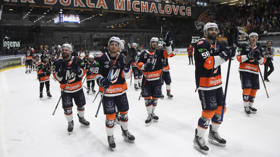 Na snímke radosť hráčov Michaloviec po víťazstve nad Bratislavou v šiestom zápase štvrťfinále play off hokejovej Tipos extraligy medzi HK Dukla INGEMA Michalovce - HC Slovan Bratislava 26. marca 2023 v Michalovciach. FOTO TASR – František Iván